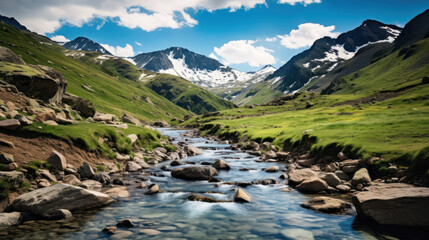 lac et rivière d'altitude en haute montagne à la fonte des neige