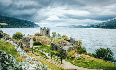 Urquhart Castle ist eine Burgruine am Loch Ness in den schottischen Highlands. Die Burg liegt 21...