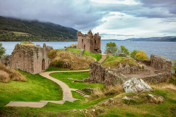 Urquhart Castle ist eine Burgruine am Loch Ness in den schottischen Highlands. Die Burg liegt 21...