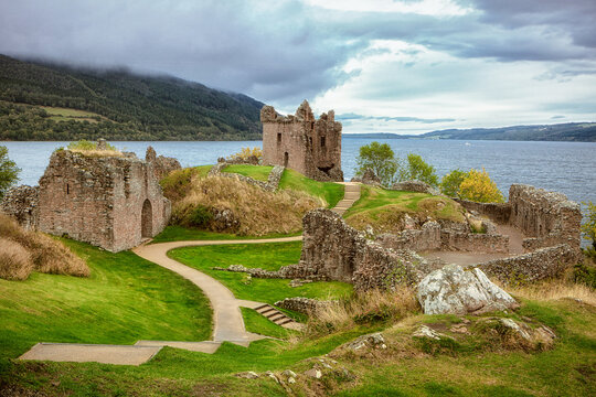 Urquhart Castle ist eine Burgruine am Loch Ness in den schottischen Highlands. Die Burg liegt 21 Kilometer s&uuml;dwestlich von Inverness und 2 Kilometer &ouml;stlich des Dorfes Drumnadrochit.
