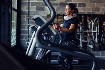 Obraz na płótnie Canvas Training in the gym Fitness girl coach working on Step machine. 