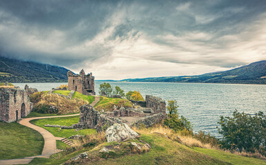 Urquhart Castle ist eine Burgruine am Loch Ness in den schottischen Highlands. Die Burg liegt 21 Kilometer südwestlich von Inverness und 2 Kilometer östlich des Dorfes Drumnadrochit.
 - obrazy, fototapety, plakaty