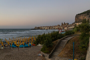 Obraz premium View of Cefalù, the city, the cathedral and its castle. Panorama seen from above of the whole landscape. Rough sea during sunset. The most beautiful places in Sicily. Excellent tourist destination.