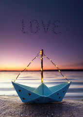 romantisches Papierboot mit Lichterkette