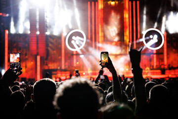 Streaming a music concert to social media via smartphone