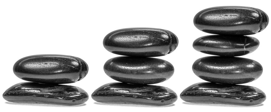 Galets noirs, lisses et brillants superpos&eacute;s, fond blanc 