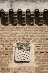 Blason sculpté dans la muraille du château de Suze-la-Rousse (Drôme) - obrazy, fototapety, plakaty