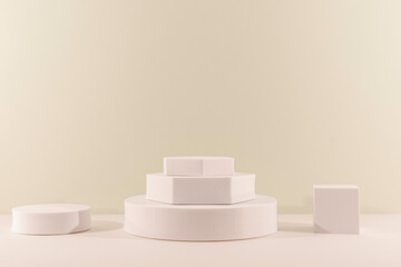 Arrière plan beige avec présentoir pour des produits avec un rendu 3 D. Plate-forme vide avec podium pour cosmétique, bijoux, maquette ou autres objets.