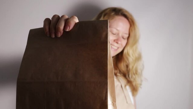 Woman employee with lunch bag, online food ordering, lunch delivery, eco-friendly packaging