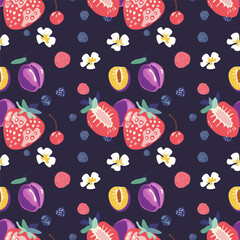 Seamless pattern with blackberrys, daisy's, strawberries, plums. Vector hand-drawn illustration on light background for textiles or packaging design