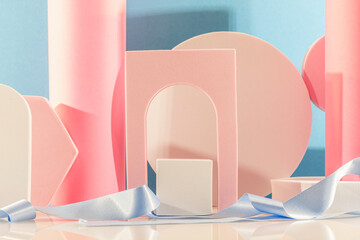 Arrière plan bleu et rose avec présentoir pour des produits avec un rendu 3 D. Plate-forme vide...