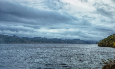 Urquhart Castle am berühmten Loch Ness See in Schottland. Wunderschöne Landschaft in stiller...