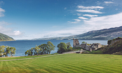 Fototapeta na wymiar Urquhart Castle am berühmten Loch Ness See in Schottland. Wunderschöne Landschaft in stiller Atmosphäre. Stille, Ruhe und Einsamkeit.