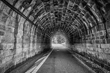 Tunel Black & White