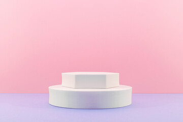 Arrière plan rose avec présentoir pour des produits avec un rendu 3 D. Plate-forme vide avec podium pour cosmétique, bijoux, maquette ou autres objets.