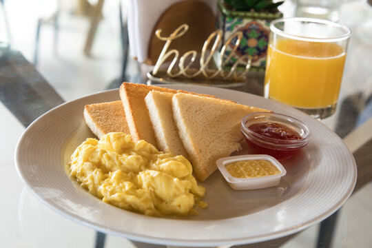 Desayuno Americano Huevos Revueltos Rostadas Jugo De Naranja Y Cafe