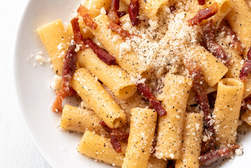 Deliziosi maccheroni alla gricia, ricetta tipica romana di pasta con guanciale, pecorino e pepe...