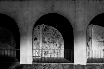 Arcos en blanco y negro