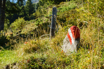 Wegmarkierung auf einem Stein am Wanderweg im Zillertal
