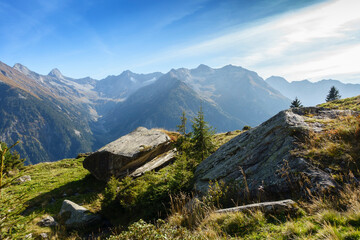 Blick auf ein Hochgebirgstal und die Bergwelt im Zillertal 