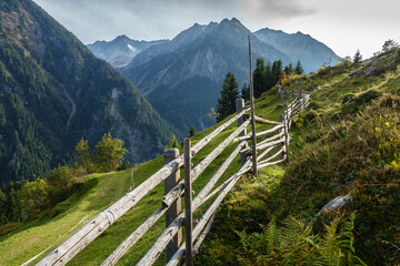 Handgemachter Holzzaun auf einer Bergwiese im Zillertal