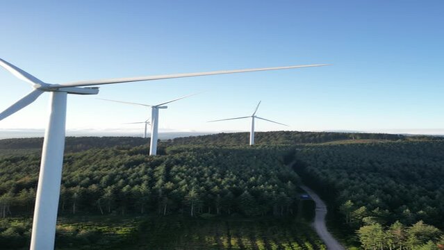 Parc &eacute;olien dans la r&eacute;gion lyonnaise en auvergne Rh&ocirc;ne alpes, beaujolais vert.  