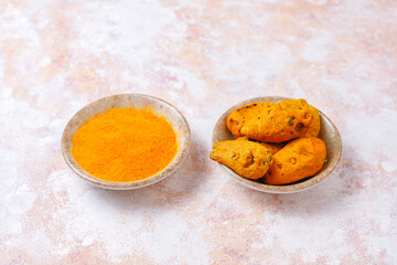 Fresh turmeric bulbs and powder.