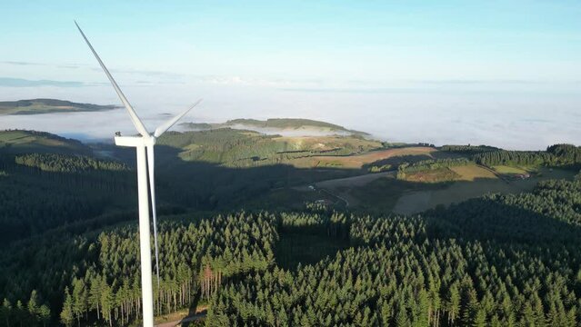 Parc &eacute;olien dans la r&eacute;gion lyonnaise en auvergne Rh&ocirc;ne alpes, beaujolais vert.  