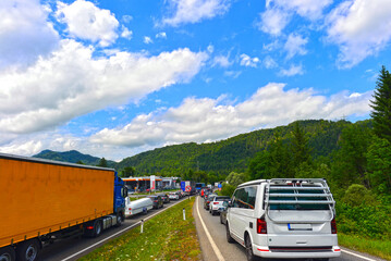 Stau auf der Fernpassstraße (B 179) vor dem Grenztunnel Füssen Richtung Deutschland 