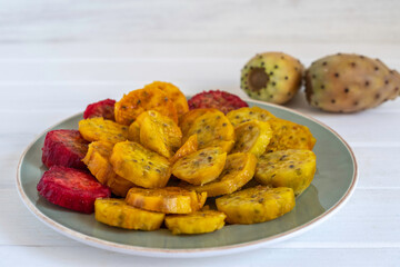 Sliced prickly pear on ceramic plate.