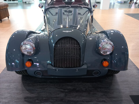 Morgan Roadster, l'elegante frontale dell'auto in mostra in una Fiera a Bari. Italia