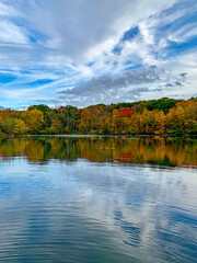 Obraz premium Autumn on the Lake