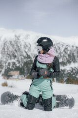 Fototapeta na wymiar Woman in the mountains practicing snowboard. 