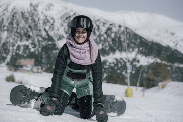 Fototapeta na wymiar Woman in the mountains practicing snowboard. 