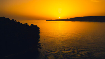 Fototapeta premium atardecer, solpor, playa, sol, montaña, Galicia, Spain, España