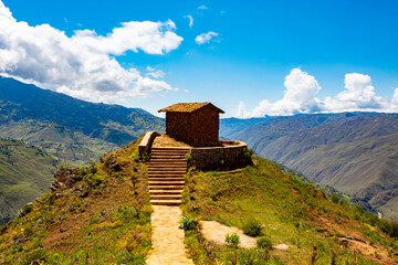 Una pequeña casa con vistas a las pintorescas montañas.Perú los andes,turismo - obrazy, fototapety, plakaty