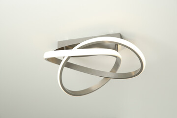 Naklejka premium White ceiling with stylish lamp in room
