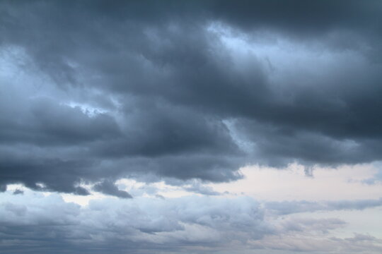 雨の降りそうな厚く灰色の雲が広がる秋の空