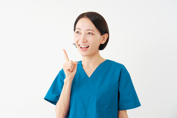 ひらめく女性の医者　白背景
