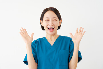 笑顔で驚く女性の医者　白背景 - obrazy, fototapety, plakaty