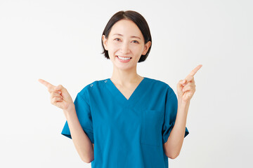 両側を指差す女性の医者　白背景