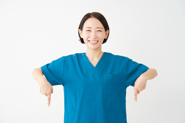 下方向を指差す女性の医者　白背景
