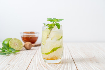 iced honey and lime soda with mint