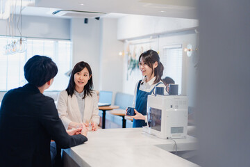 カフェで注文を取る若いスタッフ