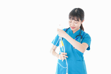 点滴を使う笑顔の若いナース