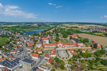 Obraz premium Altshausen in Oberschwaben, Blick über die sehenswerte Schloss-Anlage zum Altshauser Weiher