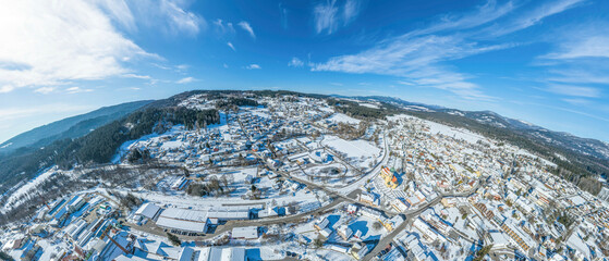 Panorama-Ausblick über Frauenau an der Glasstraße im Bayerwald im Winter