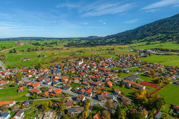 Fototapeta na wymiar Herbstlicher Ausblick auf die Gemeinde Trauchgau am Alpenrand im Ostallgäu