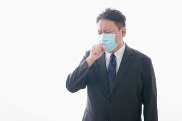マスクをして咳をする男性