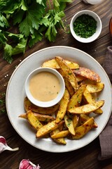 Baked potato wedges with sauce